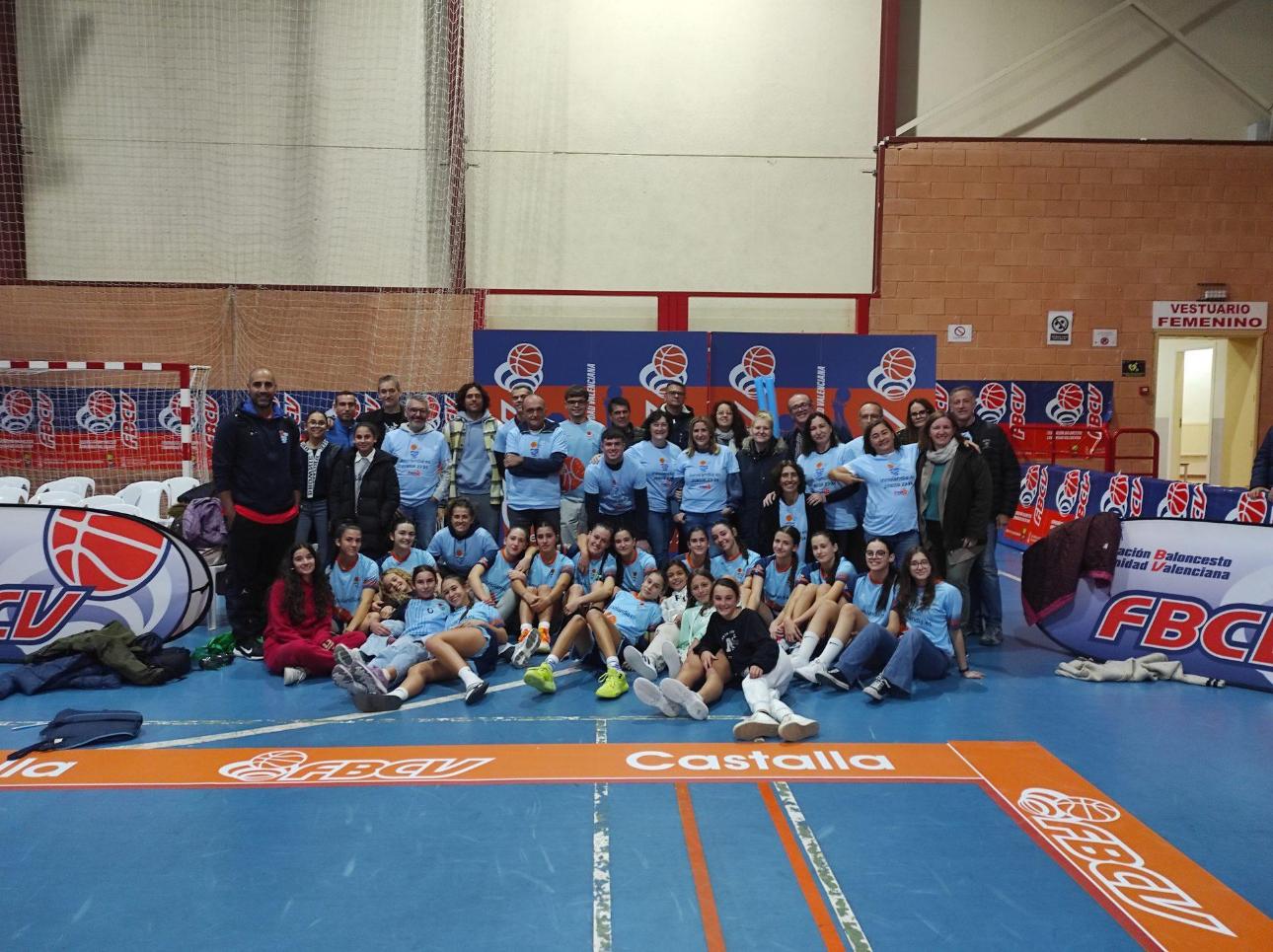 Equipo femenino de baloncesto en un polideportivo